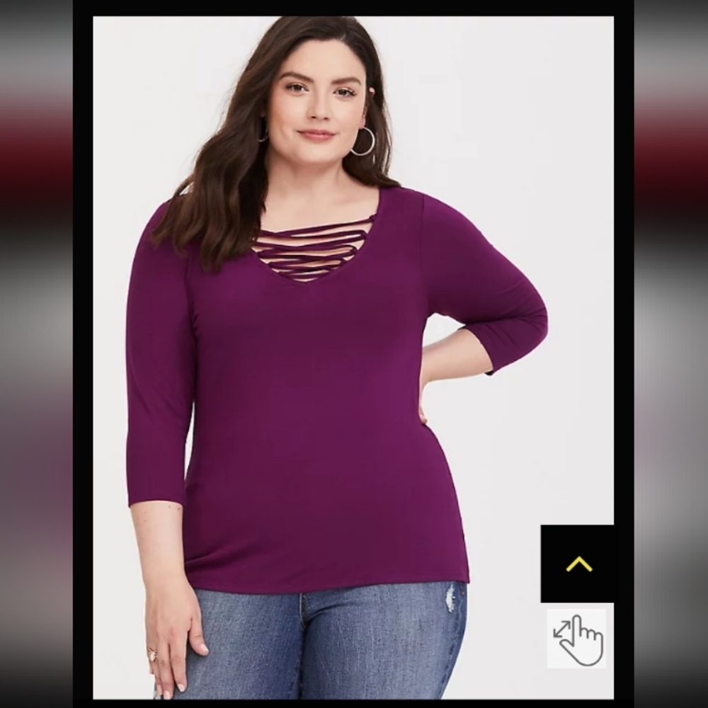TORRID BERRY LATTICE TEE, SIZE O/ LARGE.
